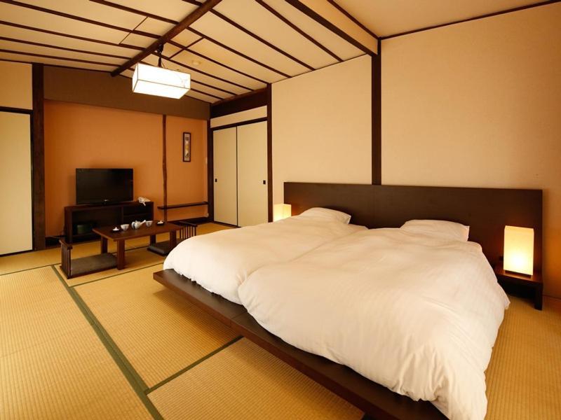 源泉掛け流しの宿albergo湯楽 Yugawara Exterior foto